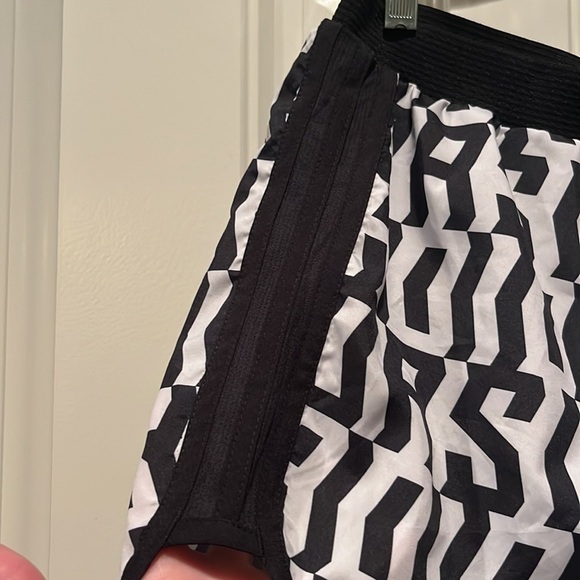 CUTE black white Adidas running aeroready shorts 4” Large - Picture 3 of 7